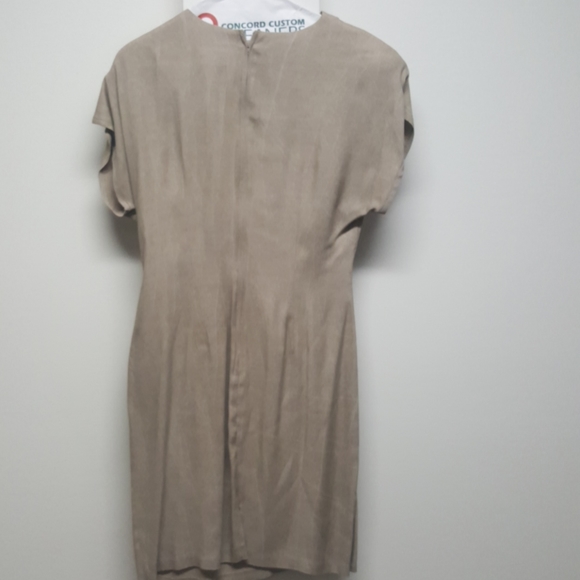 Women's dress - Picture 2 of 4